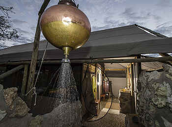 Meno a Kwena Camp: Twin Tent Außendusche