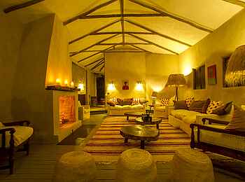 Mkombe's House Lamai: Lounge mit Kamin