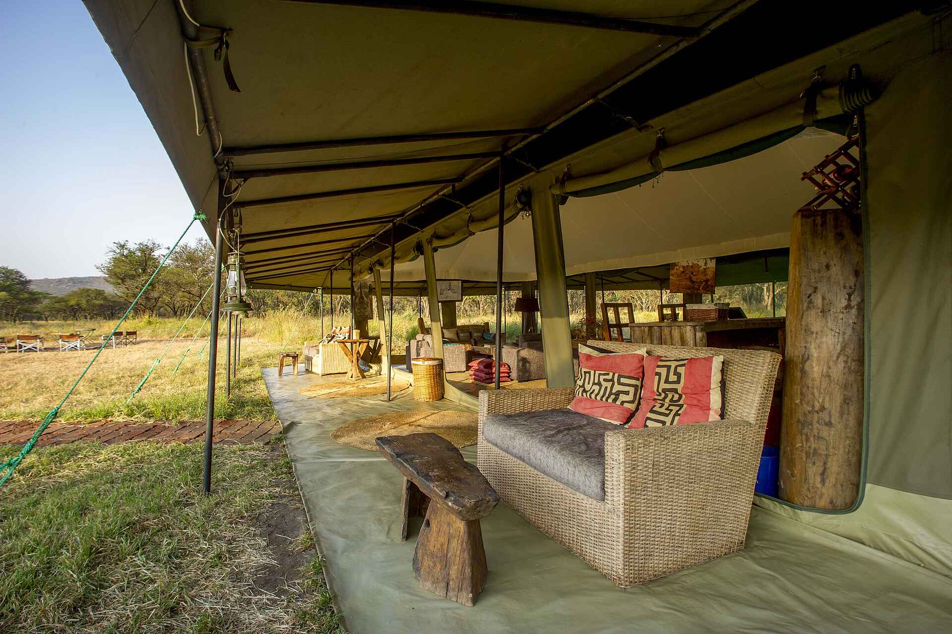 Naona Moru Camp, Nasikia Camps Tanzania, Serengeti Nationalpark, Speisezelt, Veranda, Afrikarma, Afrikarma Safaris, Afrikarma Safaris - Wildnis. Hautnah., afrikarma.de
