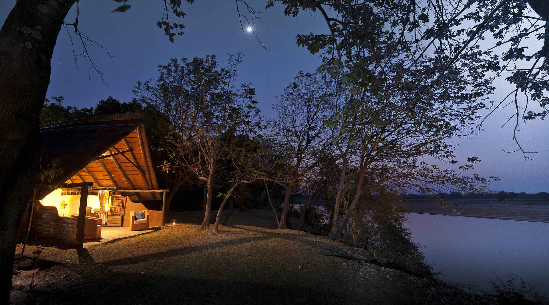 Nkwali, Robin Pope Safaris, South Luangwa, Zambia, Luangwa, Luangwa River, Luangwa-Tal, Nkwali Camp, South Luangwa National Park, Gästechalet, Mondlicht, Robin Pope, SLNP
