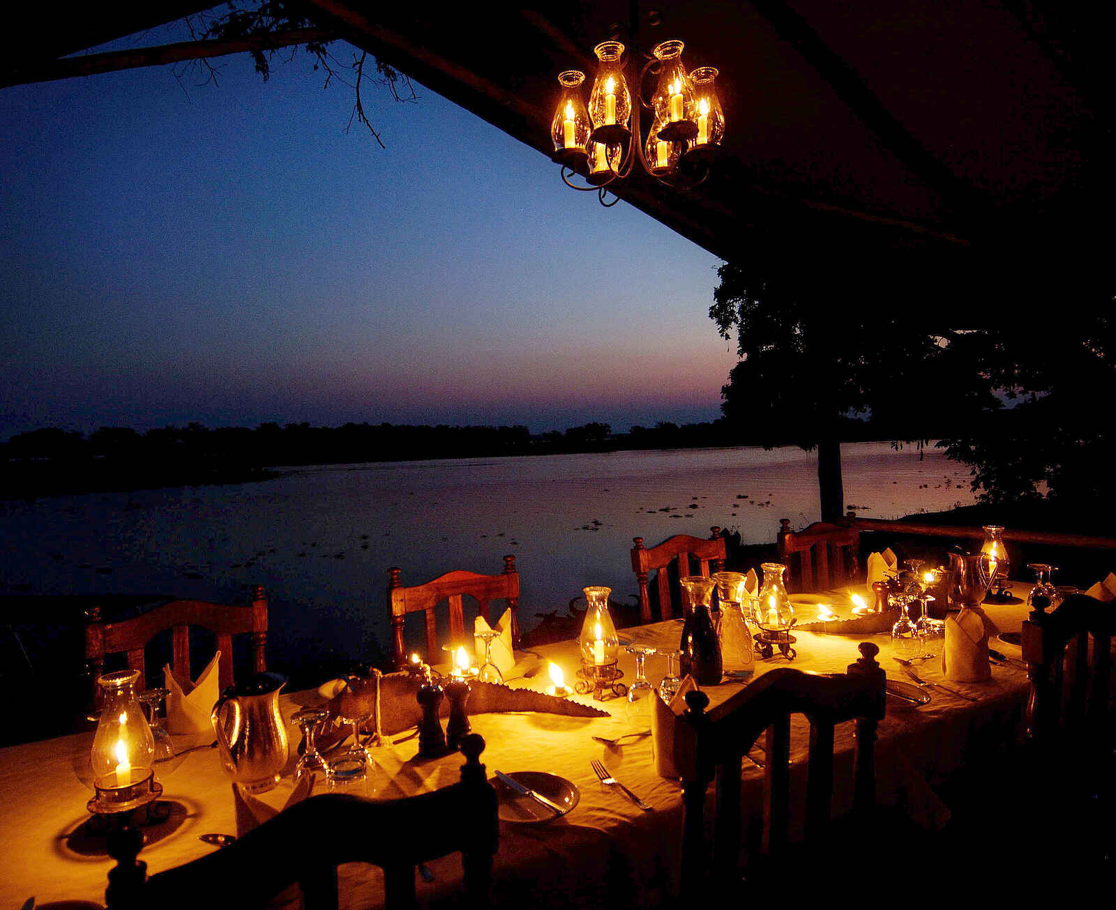 Old Mondoro Camp: Dinner am Flussufer Old Mondoro Camp: Dinner am Flussufer