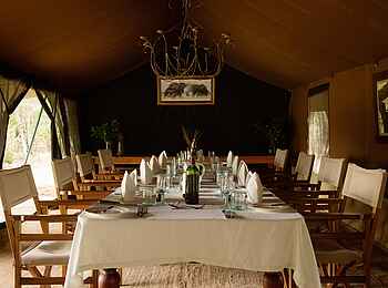 Serian's Nkorombo Mobile Camp: Der gerade gedeckte Tisch im Messezelt