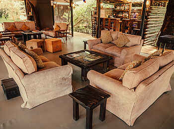 Soroi Mara Bush Camp: Lounge mit Barbereich