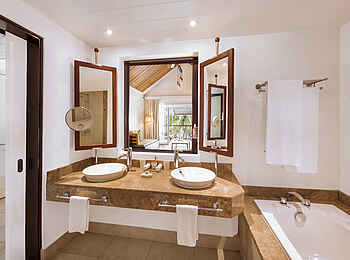 Victoria Beachcomber Resort and Spa: Deluxe Groundfloor Room Bad Victoria Beachcomber Resort and Spa: Deluxe Groundfloor Room Bad