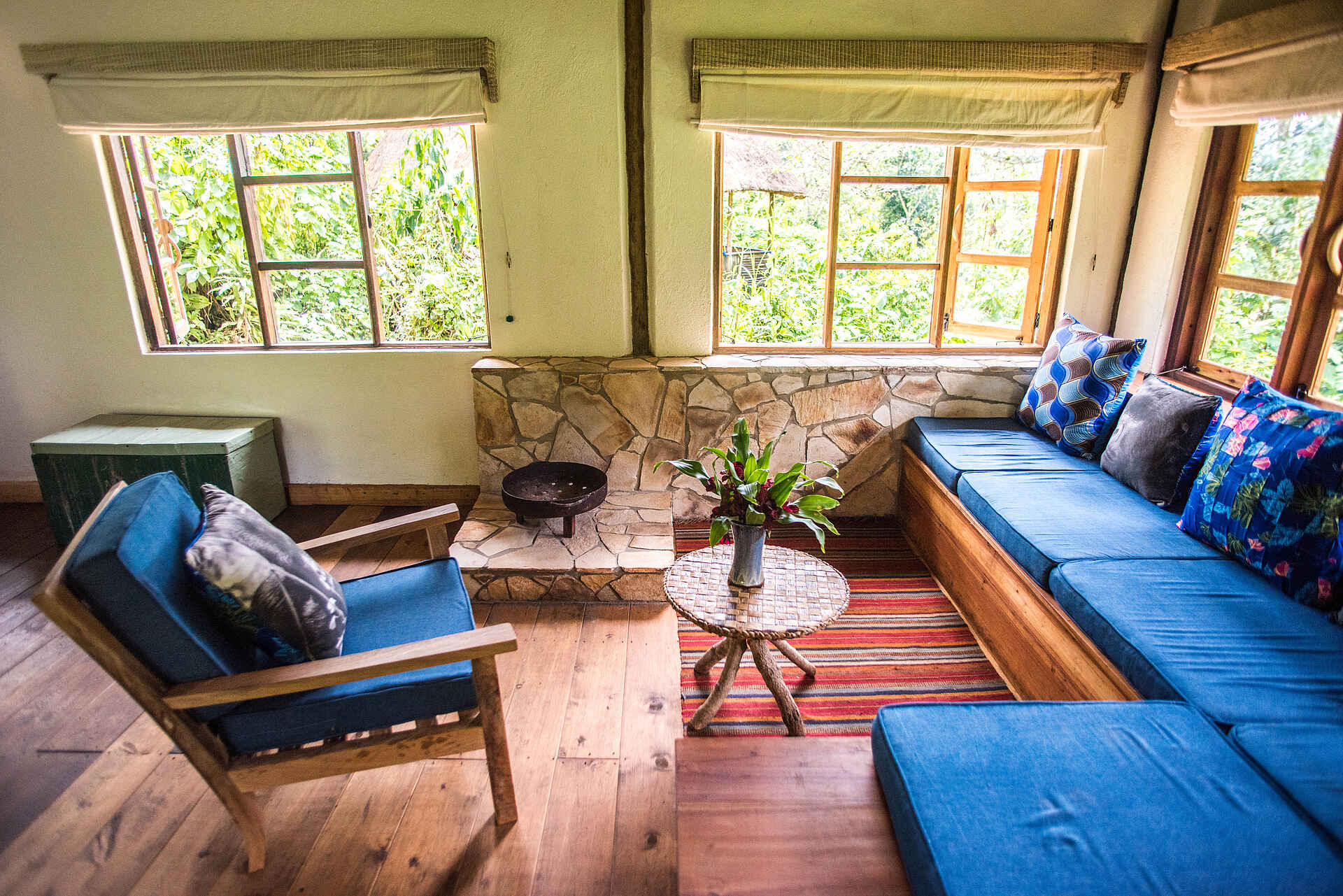 Volcanoes Bwindi Lodge: Gemütliche Sitzecke in einer der acht Bandas