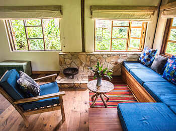 Volcanoes Bwindi Lodge: Gemütliche Sitzecke in einer der acht Bandas