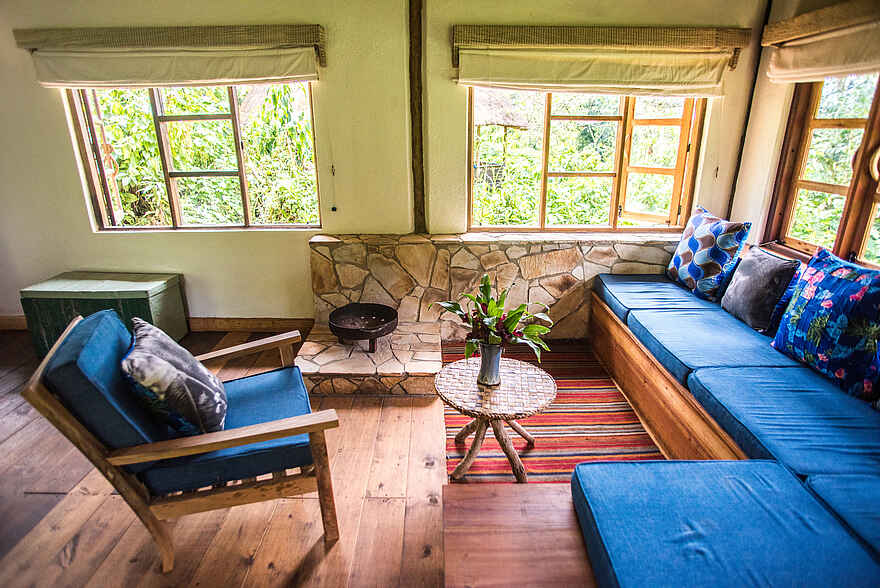 Volcanoes Bwindi Lodge: Gemütliche Sitzecke in einer der acht Bandas Volcanoes Bwindi Lodge: Gemütliche Sitzecke in einer der acht Bandas