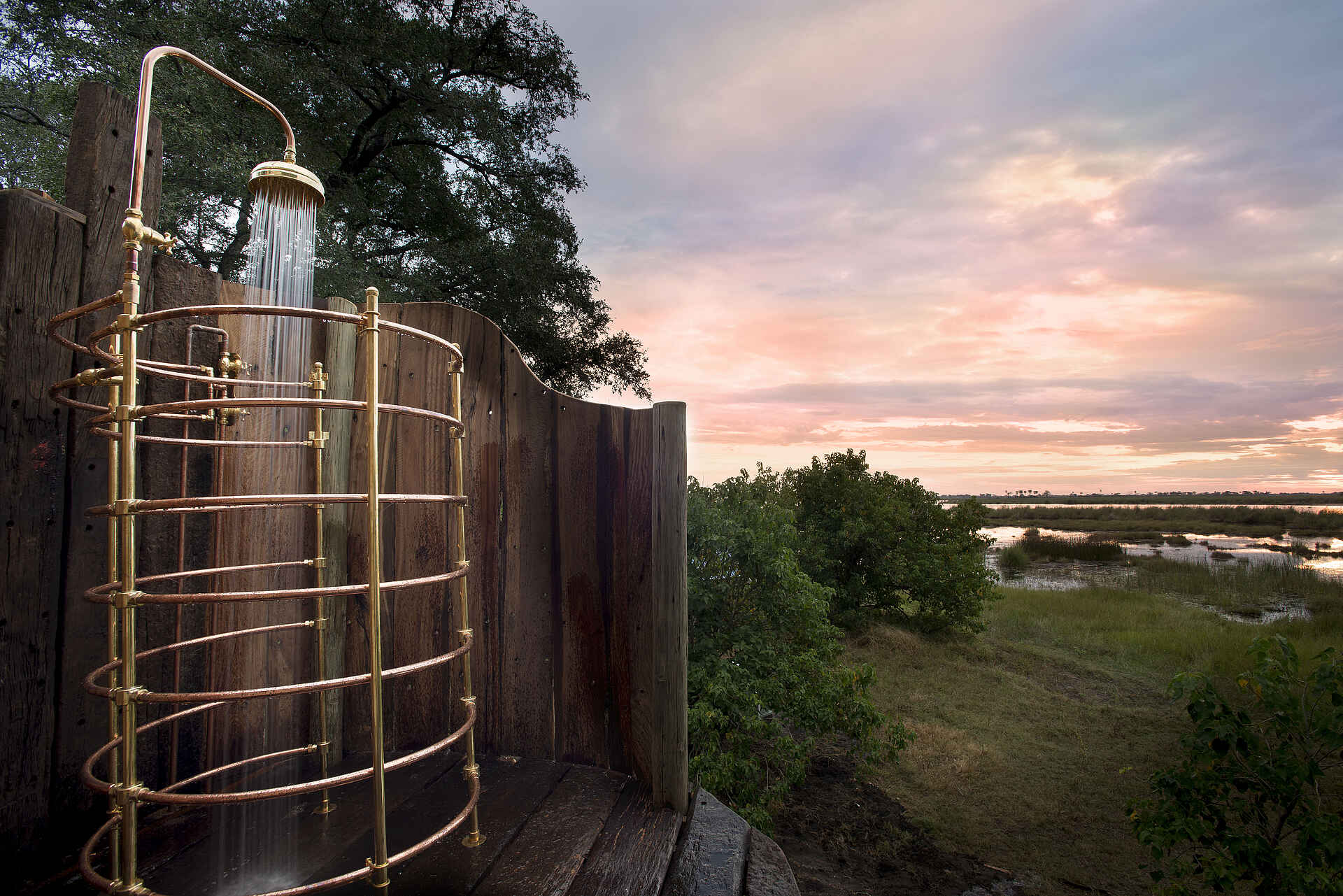 Beverly Joubert, Dereck Joubert, Great Plains Conservation, Linyanti, NG 16, Selinda Reserve, Zarafa Dhow Suites, Außendusche, Bad, Afrikarma, Afrikarma Safaris, Afrikarma Safaris - Wildnis. Hautnah., Afrikarma.de