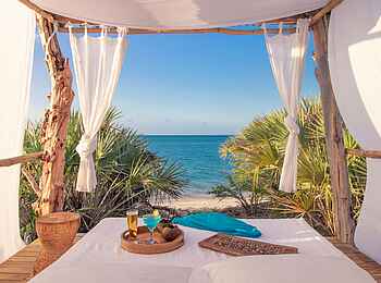 Azura Marlin Beach: Tagesbett in Strandnähe