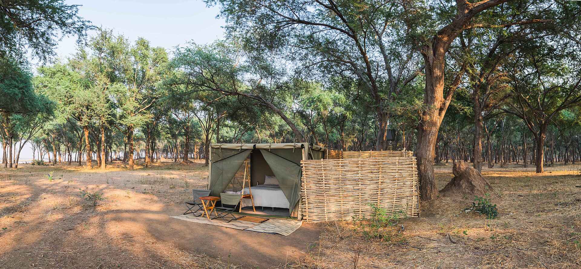 Lower Zambezi National Park, Tusk & Mane, Kyle Branch, Luke Evans, Gästezelt, Moskitoschutz, Cathedral Forest, Gästebad, Afrikarma, Afrikarma Safaris, Afrikarma Safaris. Wildnis. Hautnah., Afrikarma.de