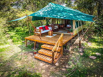 Losokwan Camp: Die Zelte sind auf einer hölzernen Veranda errichtet