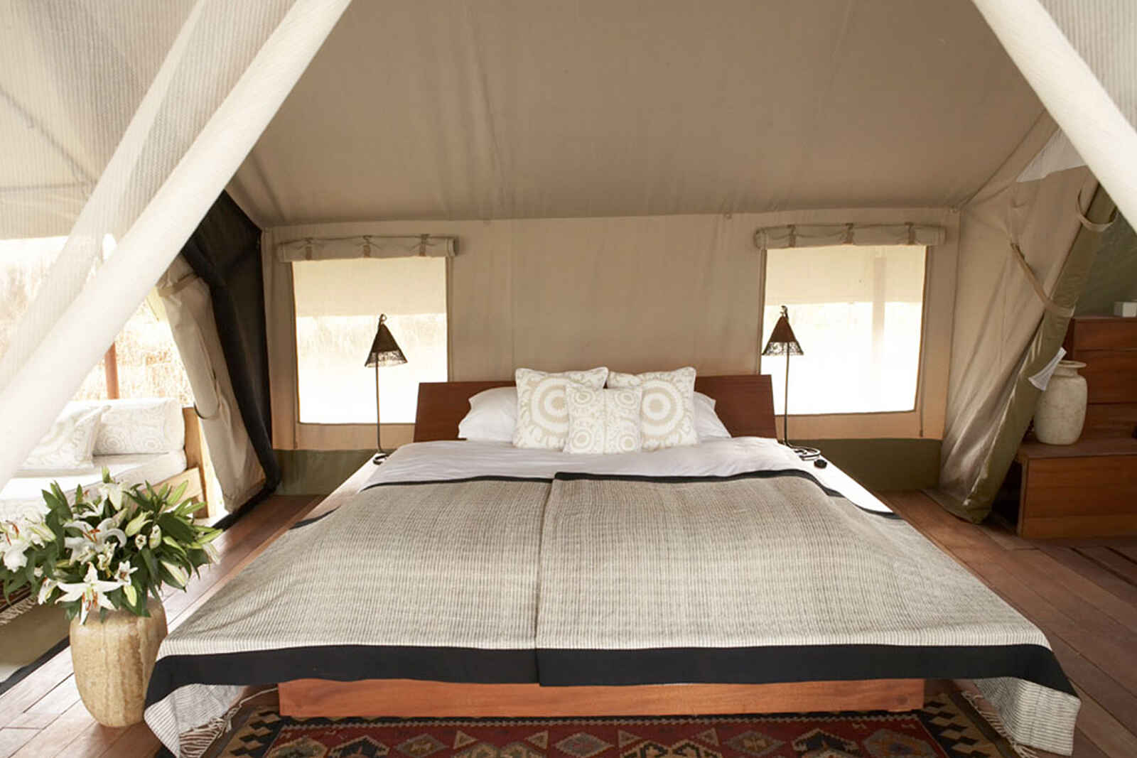 Naibor Camp: Doppelbett im Gästezelt Naibor Camp: Doppelbett im Gästezelt