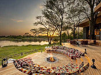 andBeyond Grumeti Serengeti River Lodge: Ein Lagerfeuer bei Sonnenuntergang andBeyond Grumeti Serengeti River Lodge: Ein Lagerfeuer bei Sonnenuntergang