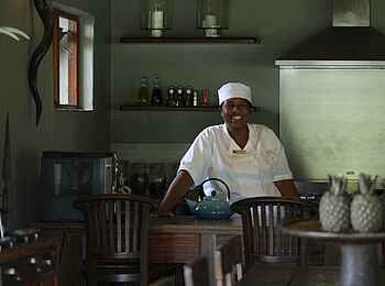 &Beyond Phinda Zuka Lodge: Köchin der Lodge &Beyond Phinda Zuka Lodge: Köchin der Lodge