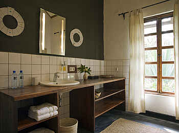 Bashay Rift Lodge: Waschtisch und Spiegel Bashay Rift Lodge: Waschtisch und Spiegel