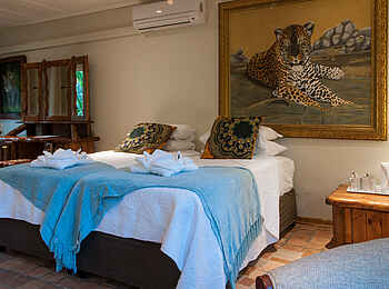 Bayete Guest Lodge: Afrikanisches Dekor im Schlafzimmer