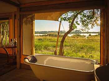 Cha Cha Metsi: Familienzelt mit freistehender Badewanne Cha Cha Metsi: Familienzelt mit freistehender Badewanne