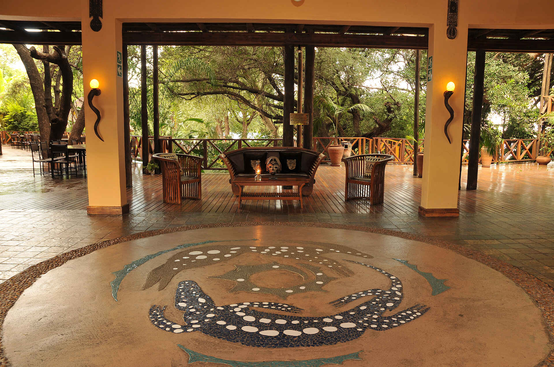 Chobe Marina Lodge: Schönes Mosaik africa, african hotels & adventures, african hotels and adventures, afrika, afrikarma, aha group, botsuana, botswana, chobe, chobe marina, Chobe Marina Lodge, chobe national park, chobe nationalpark, chobe river, kasane, kasane airport, kasane marina lodge, konferenz, konferenzräume, nationalpark, nordbotswana, nordostbotswana, northeastern botsuana, northern botsuana, pirschfahrten, reise, reisen, safari, southern africa, südliches afrika, urlaub, hauptgebäude, lounge, main area, main lounge, zentrale einrichtungen