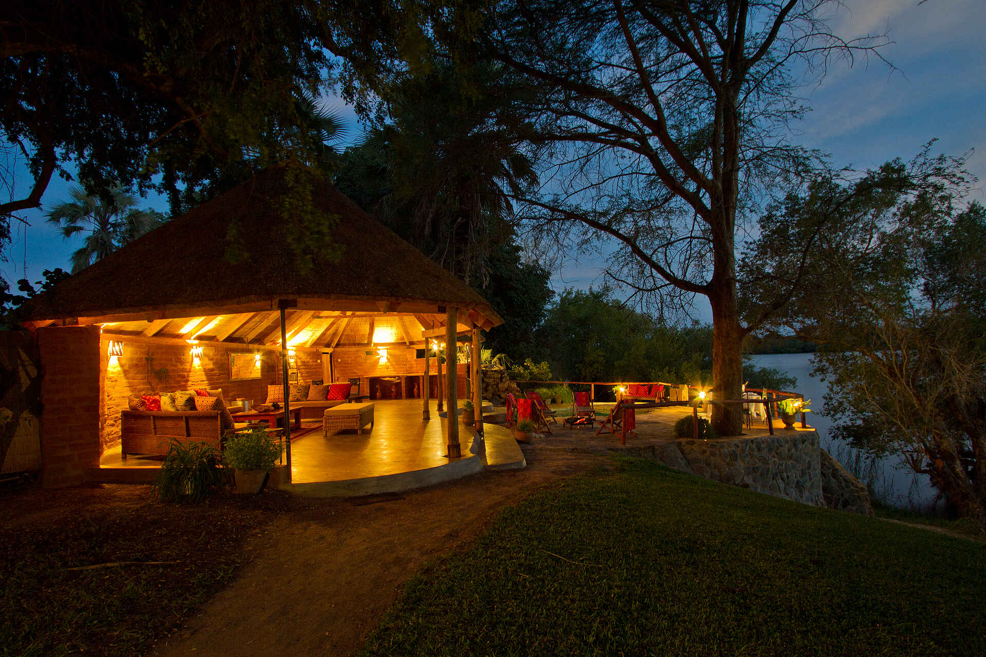 Chundukwa River Lodge, Doug Evans, Gail Kleinschmidt, Reitstall, Viktoriafälle, Abendstimmung, Hauptgebäude, Lounge, Afrikarma, Afrikarma Safaris, Afrikarma Safaris - Wildnis. Hautnah., Afrikarma.de
