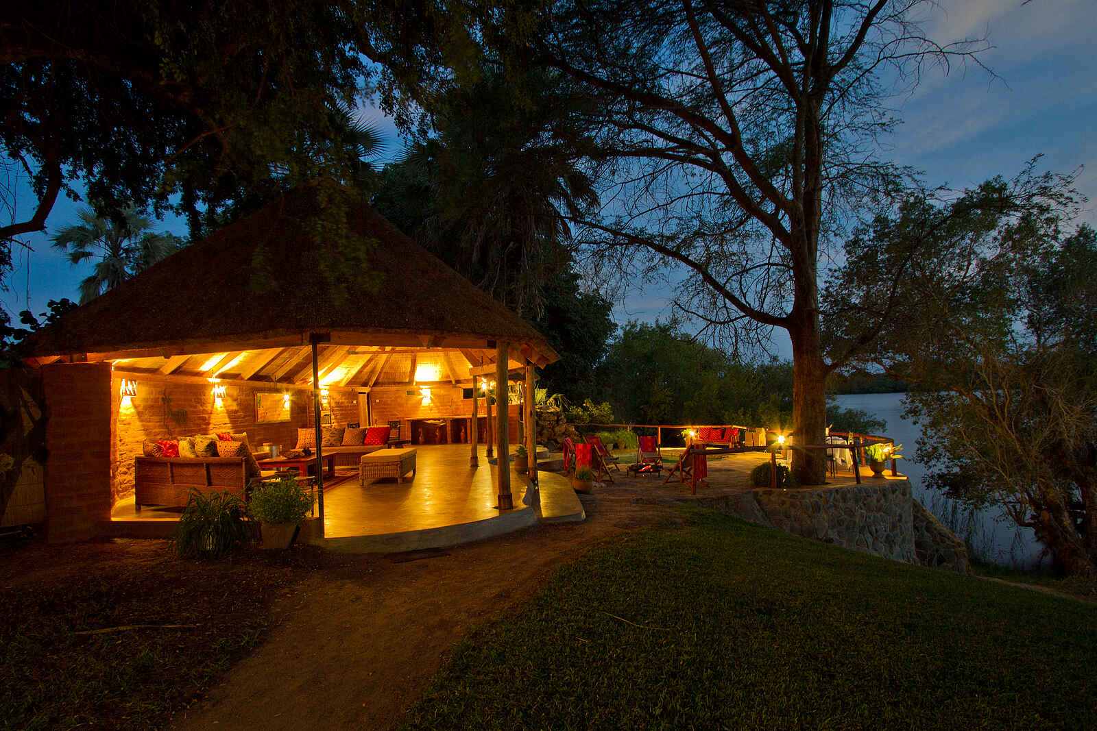 Chundukwa River Lodge: Erleuchtetes Hauptgebäude Chundukwa River Lodge: Erleuchtetes Hauptgebäude