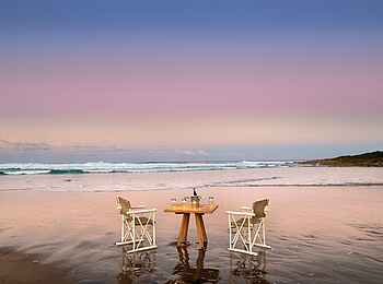 GweGwe Beach Lodge: Sundowner am Strand