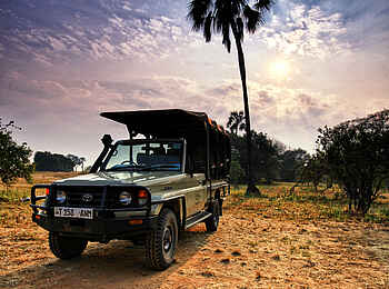 Katuma Bush Lodge: Ein Geländewagen im Busch