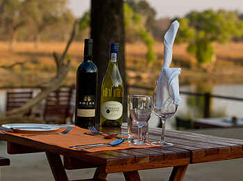 Leopard Lodge: Tisch auf dem Deck