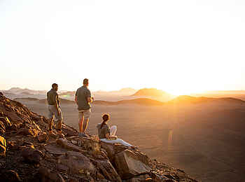 Little Kulala Lodge: Sundowner mit beeindruckender Aussicht Little Kulala Lodge: Sundowner mit beeindruckender Aussicht