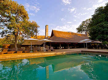 Mfuwe Lodge: Swimmingpool und Lodge