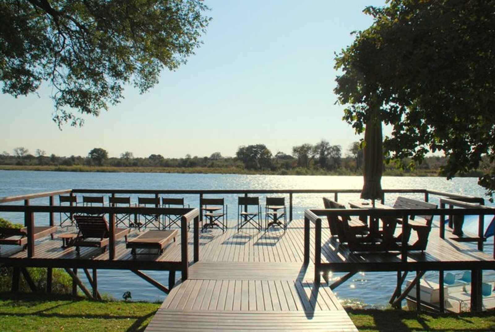 Ndhovu Safari Lodge: Flussdeck im Sonnenschein Ndhovu Safari Lodge: Flussdeck im Sonnenschein