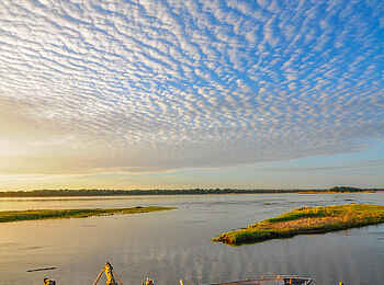 Royal Zambezi Lodge: Schäfchenwolken über der Anlegestelle