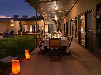 Safari House: Dinner auf der Terrasse Safari House: Dinner auf der Terrasse