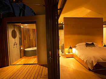 Thorntree River Lodge: Bett und Bad Thorntree River Lodge: Bett und Bad