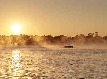Victoria Falls River Lodge - Island Treehouse Suites: Bootsfahrt bei Sonnenuntergang Victoria Falls River Lodge - Island Treehouse Suites: Bootsfahrt bei Sonnenuntergang