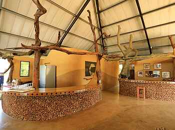 Kavinga Safari Camp: Bar und Rezeption Kavinga Safari Camp: Bar und Rezeption