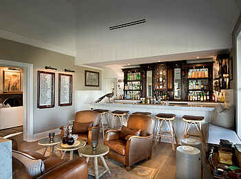 Kirkman's Kamp Lodge: Sitzbereich mit Bar