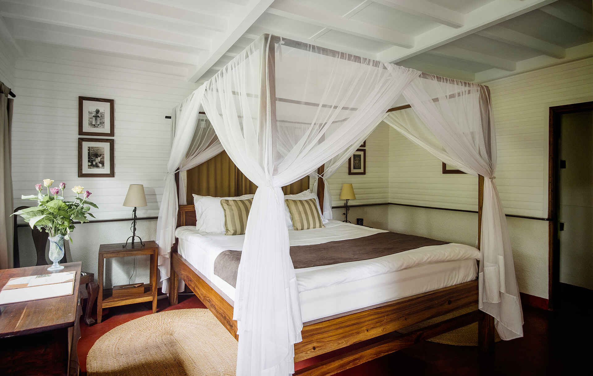 Mt. Meru Game Lodge: Doppelbett und Moskitonetz Mt. Meru Game Lodge, Arusha, Kilimanjaro Airport, Usa River, Doppelbett, Moskitonetz, Afrikarma, Afrikarma Safaris, Afrikarma Safaris. Wildnis. Hautnah., Afrikarma.de