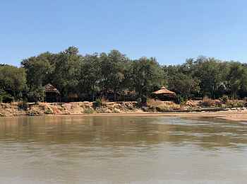 North Luangwa River Lodge and Camp: Uferlage North Luangwa River Lodge and Camp: Uferlage