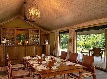 Paradise Plains Camp: Essbereich mit Gemeinschaftstisch