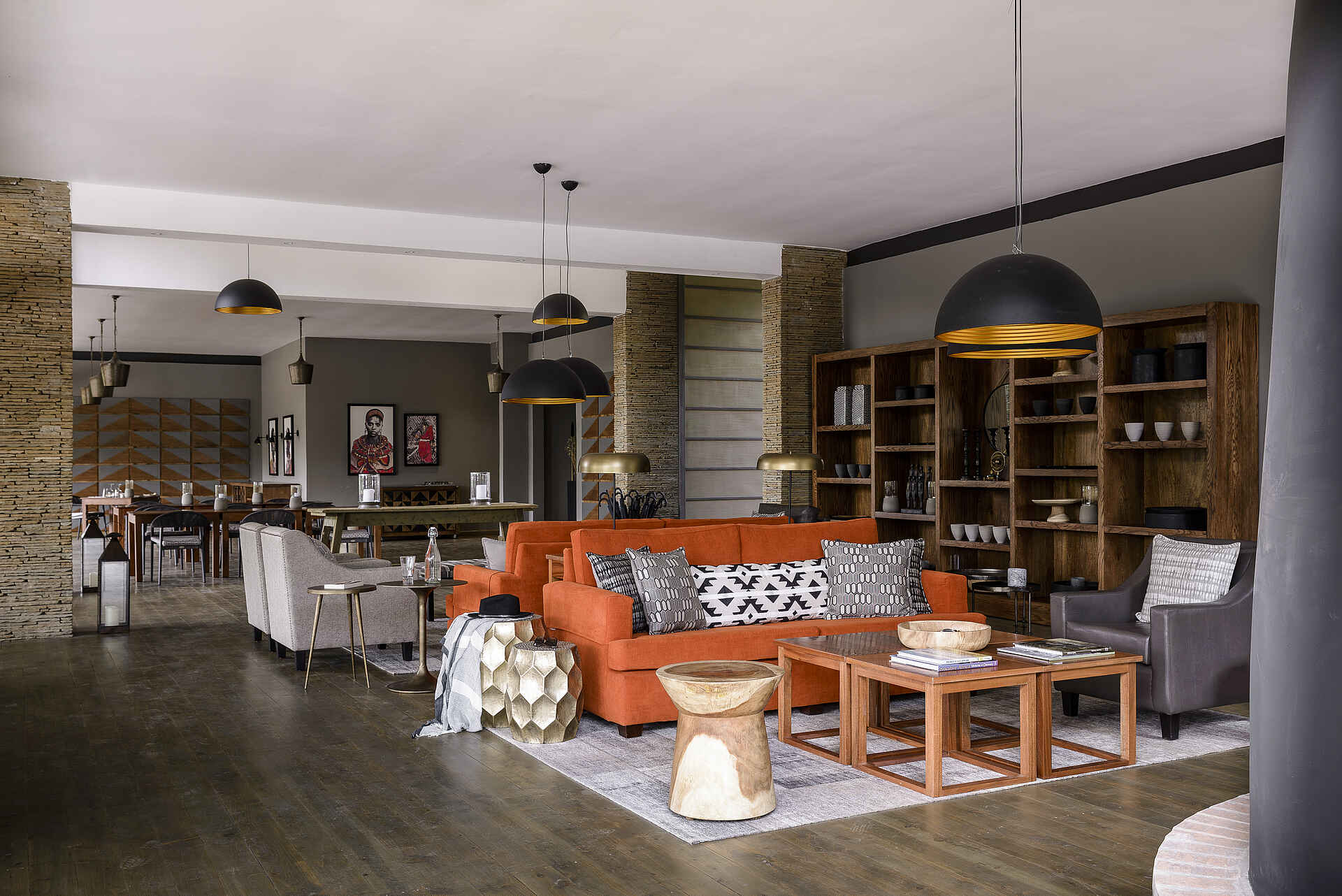 Afrikarma, Afrikarma Safaris, Afrikarma Safaris - Wildnis. Hautnah., Afrikarma.de, Sanctuary Olonana, Bilder, Bücher, Flasche, Glas, Holzboden, Hut, Kerzenlampen, Kissen, Lampen, Ornamente, Schrank, Sofasitze, Stühle, Teppichläufer, Tische