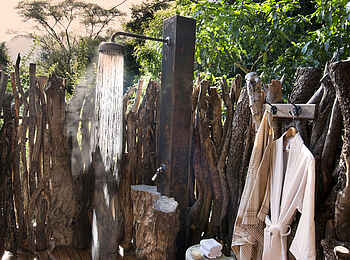 andBeyond Lake Manyara Tree Lodge: Einr Außendusche
