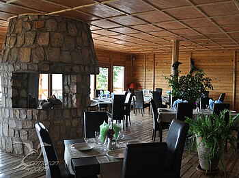 Cormoran Lodge: Speisebereich mit Kamin
