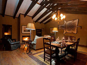 Deception Valley Lodge: Lounge im Kalahari Manor