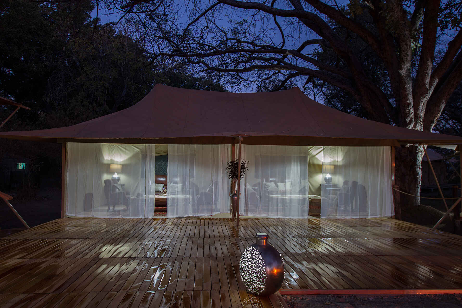 African Anthology, Kadizora Camp, Luxus Camp, Mapula Gudigwa, NG 12, Nördliches Delta, Boma, Feuerplatz, Hauptdeck, Lounge, Moskitonetze, Souvenirshop, Speisesaal, Zentralbereich, Afrikarma, Afrikarma Safaris, Afrikarma Safaris - Wildnis. Hautnah., Afrikarma.de