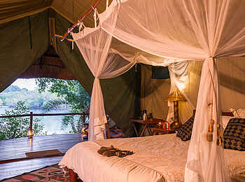 KaingU Safari Lodge: Doppelbett und Veranda