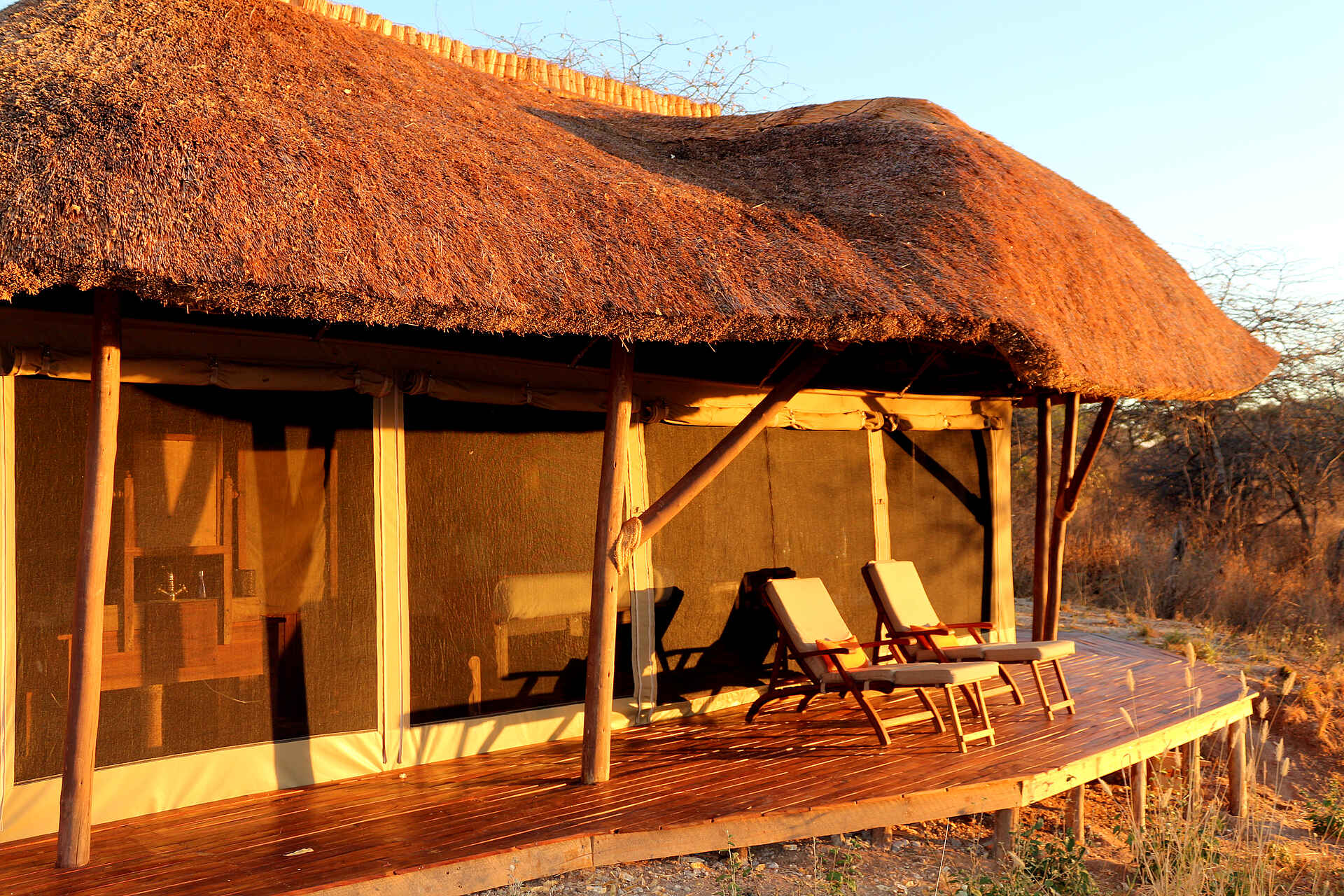Asilia Africa, Little Oliver's Camp, Tarangire National Park, Ausblick, Aussicht, Camp, Einrichtung, Gästezelt, Liegestuhl, Natur, Sonnenschein, Veranda, Afrikarma, Afrikarma Safaris, Afrikarma Safaris - Wildnis. Hautnah., Afrikarma.de