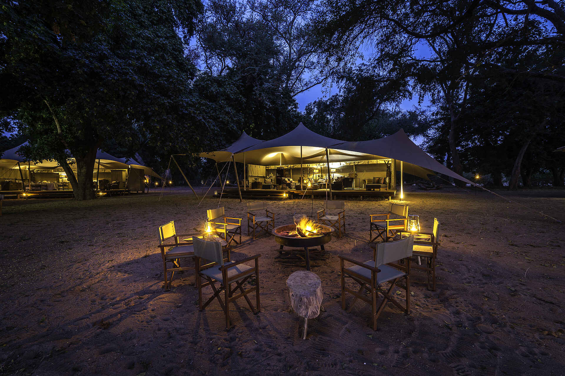 Little Ruckomechi Camp: Blick auf das Loungezelt und das Speisezelt Little Ruckomechi Camp, Mana Pools National Park, Sambesi, Wilderness Safaris, Abendstimmung, Hauptzelt, Lagerfeuer, Loungezelt, Spo, Afrikarma, Afrikarma Safaris, Afrikarma Safaris - Wildnis. Hautnah., Afrikarma.de