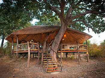 Mwamba Bush Camp: Blick auf das Hauptdeck Mwamba Bush Camp: Blick auf das Hauptdeck