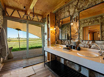 Namiri Plains Camp: Exklusives Reatreat Camp Badezimmer Namiri Plains Camp: Exklusives Reatreat Camp Badezimmer