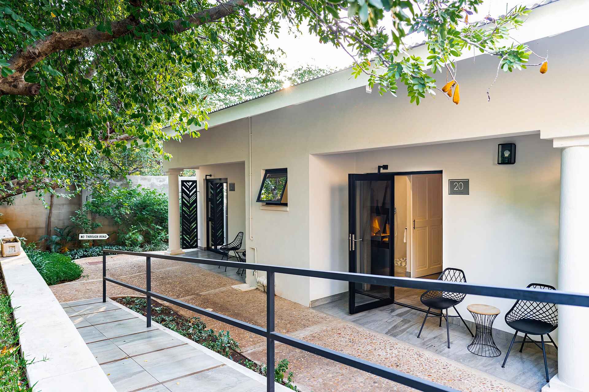 Nkosi Guest Lodge: Family Suite Terrasse